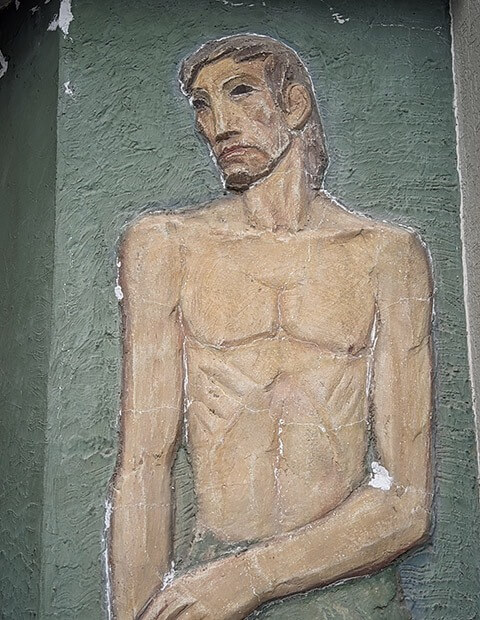 Resanes aplicados a las grietas presentes en el mural