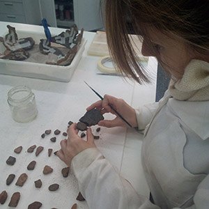 Proceso de adhesión de fragmentos de cerámica de origen griego